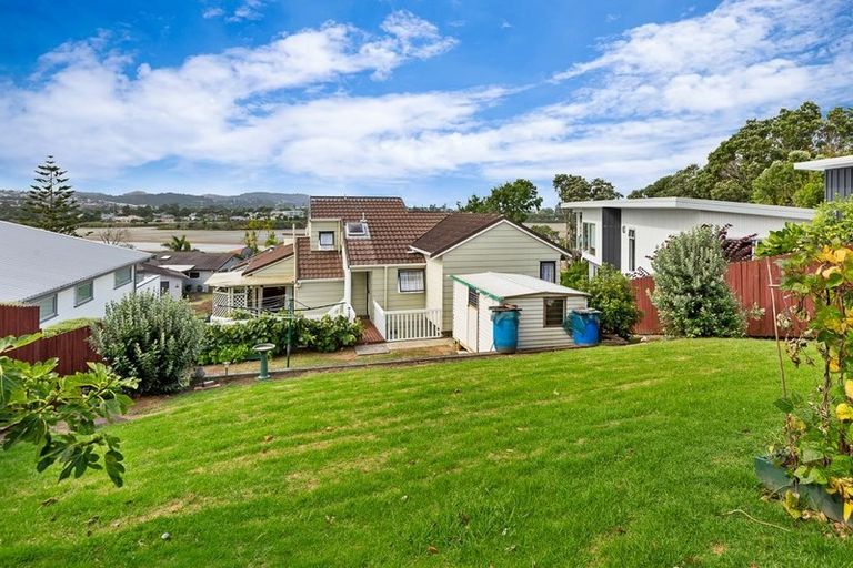 Photo of property in 28 Maori Hut Road, Red Beach, 0932