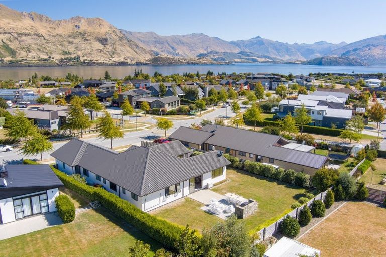 Photo of property in 32 Infinity Drive, Wanaka, 9305
