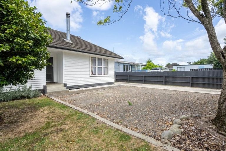 Photo of property in 18 Exeter Crescent, Takaro, Palmerston North, 4412