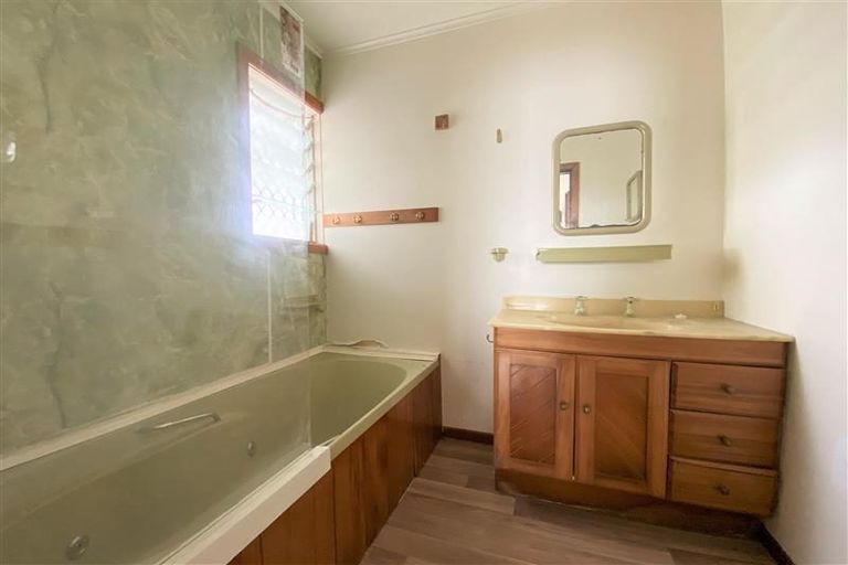 Photo of property in 35 Raleigh Road, Northcote, Auckland, 0627