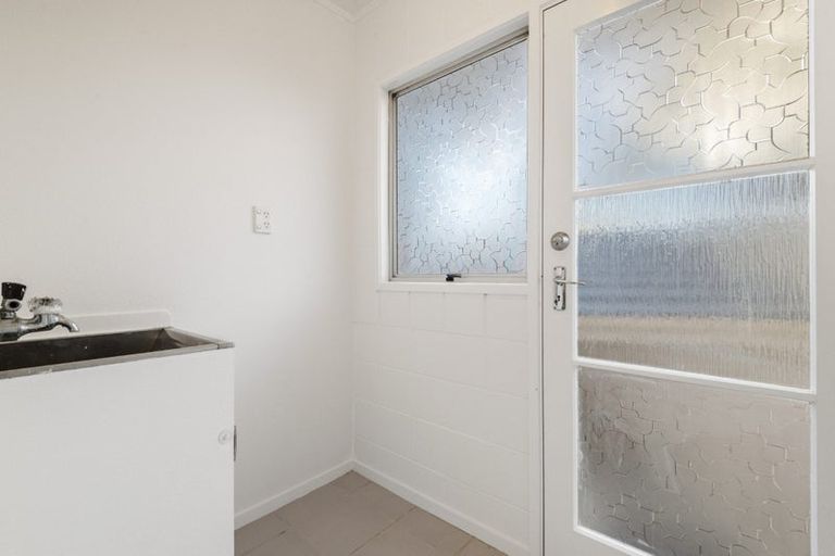 Photo of property in 1/92 Lake Road, Northcote, Auckland, 0627