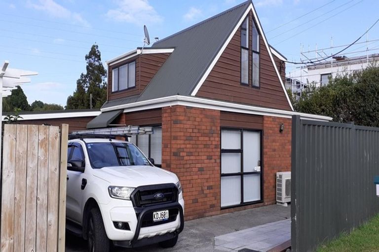 Photo of property in 41 Lyndhurst Road, Te Atatu South, Auckland, 0610