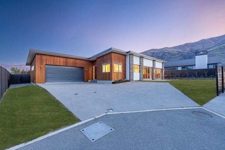 Photo of property in 7 Macandrew Lane, Wanaka, 9305