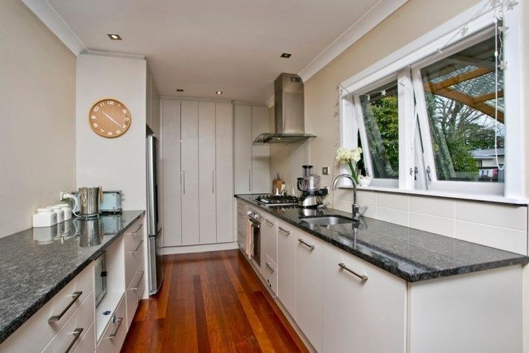 Photo of property in 10 Paragon Avenue, Beach Haven, Auckland, 0626