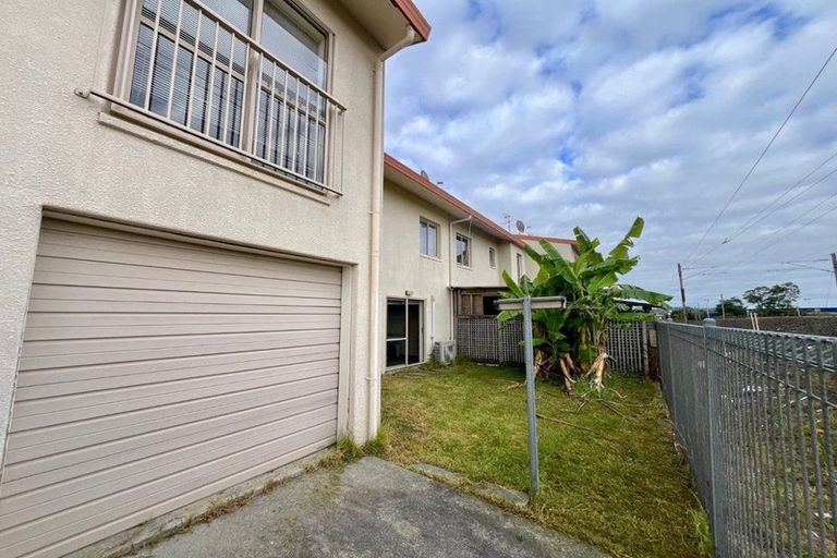 Photo of property in 3 Lockington Avenue, Henderson, Auckland, 0612