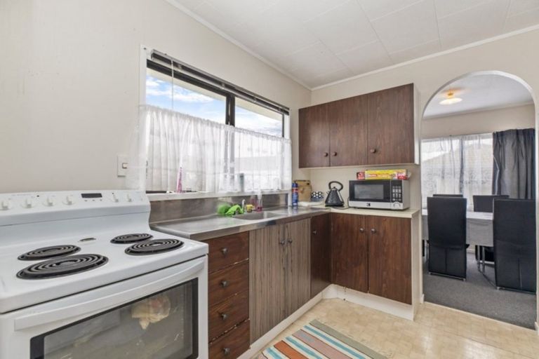 Photo of property in 2/5 Pureora Place, Clendon Park, Auckland, 2103