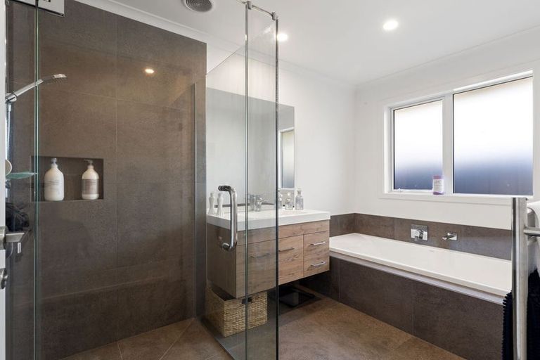 Photo of property in 111 Johnstone Drive, Fitzherbert, Palmerston North, 4410