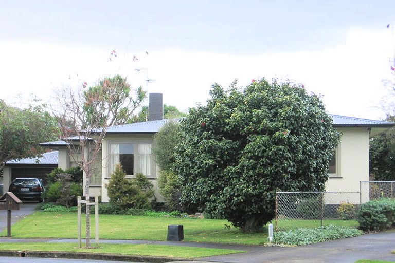 Photo of property in 11 Athlone Place, Hokowhitu, Palmerston North, 4410