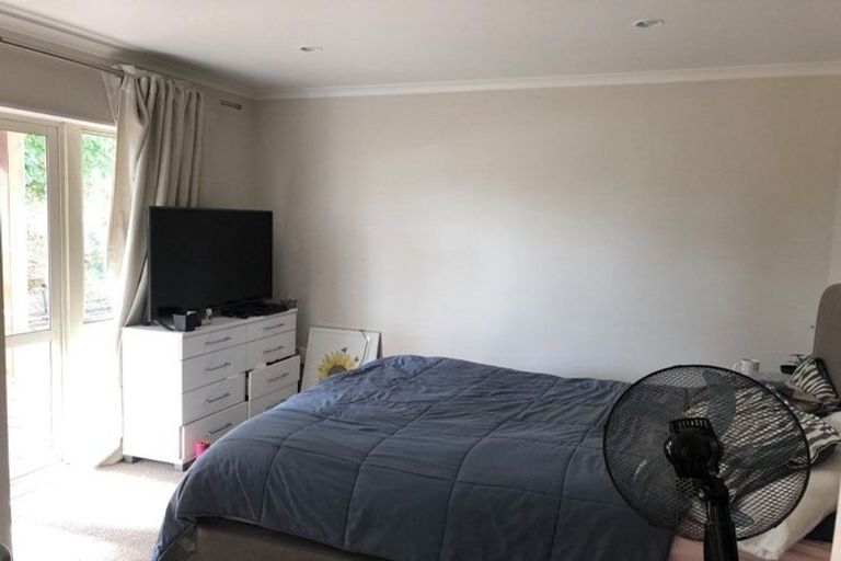 Photo of property in 8a Margaret Henry Crescent, Oteha, Auckland, 0632