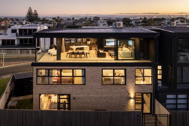 Photo of property in 212 Marine Parade, Mount Maunganui, 3116