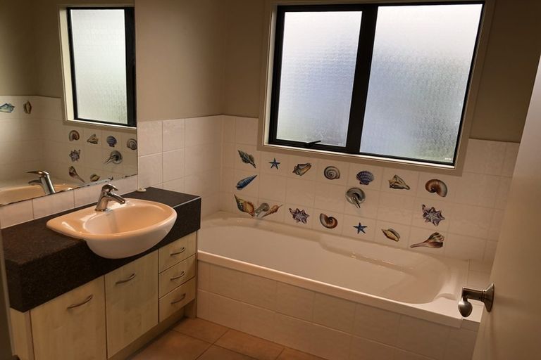 Photo of property in 11 Siena Place, Te Atatu Peninsula, Auckland, 0610