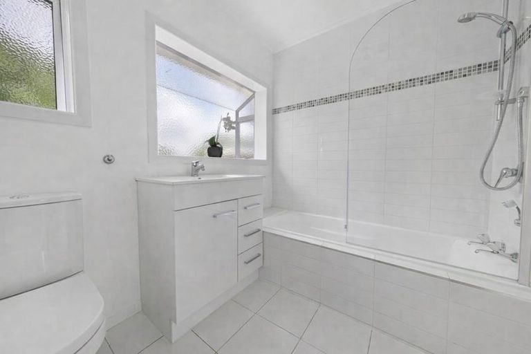 Photo of property in 1/29 Gloria Avenue, Te Atatu Peninsula, Auckland, 0610