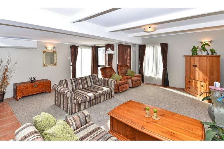 Photo of property in 2/10 Mcinnes Road, Weymouth, Auckland, 2103