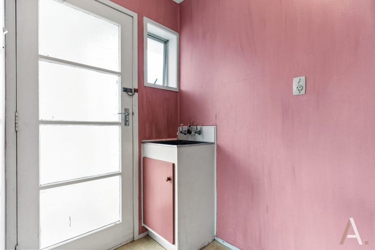 Photo of property in 2/70 Cliff View Drive, Green Bay, Auckland, 0604