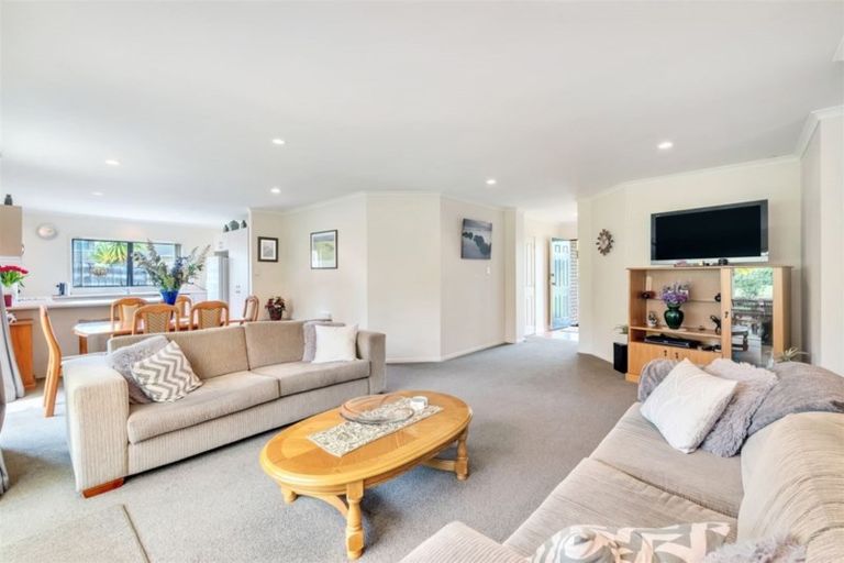 Photo of property in 19 San Pedro Place, Henderson, Auckland, 0612