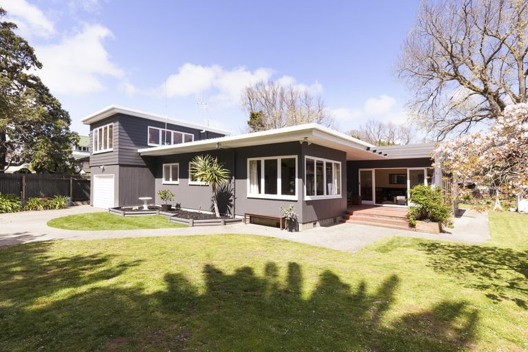 Photo of property in 562 Featherston Street, Roslyn, Palmerston North, 4414