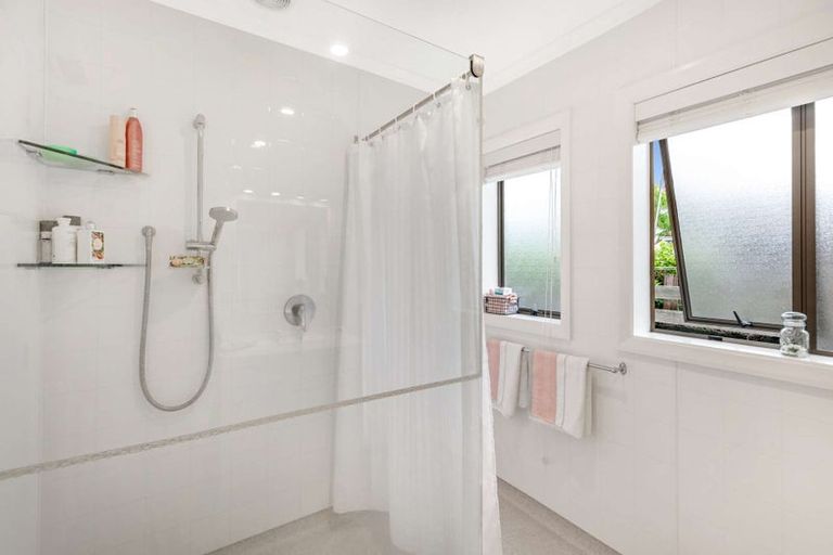 Photo of property in 5 Chertsey Court, Roslyn, Palmerston North, 4414