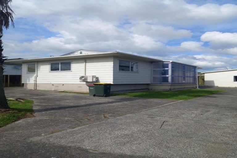 Photo of property in 6 Balwyn Place, Clendon Park, Auckland, 2103