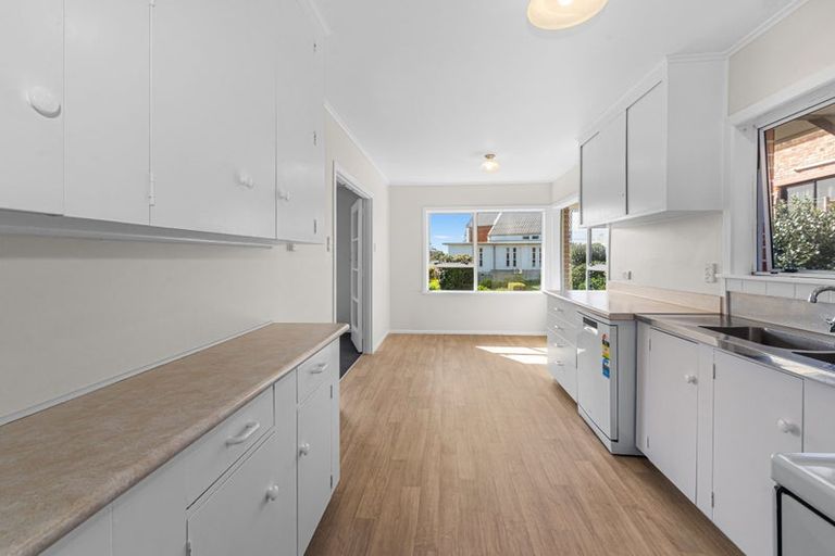 Photo of property in 27 View Road, Henderson, Auckland, 0612