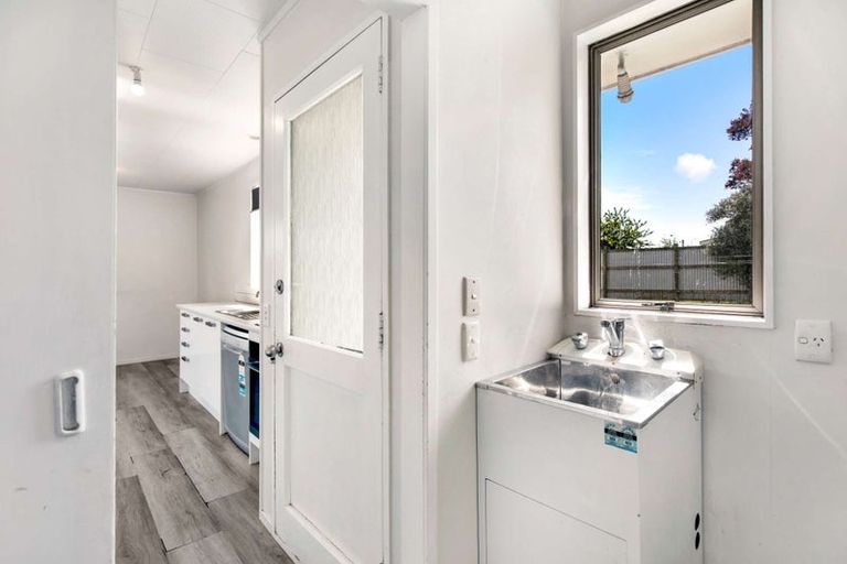 Photo of property in 24 Fergusson Street, Marton, 4710