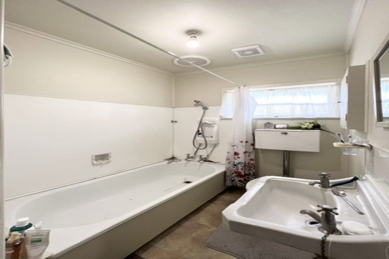 Photo of property in 1 Marsh Avenue, Forrest Hill, Auckland, 0620