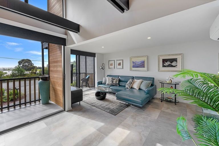 Photo of property in 2/80 Mccormacks Bay Road, Mount Pleasant, Christchurch, 8081