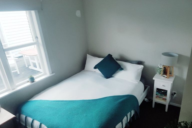 Photo of property in 39 Stewart Drive, Newlands, Wellington, 6037