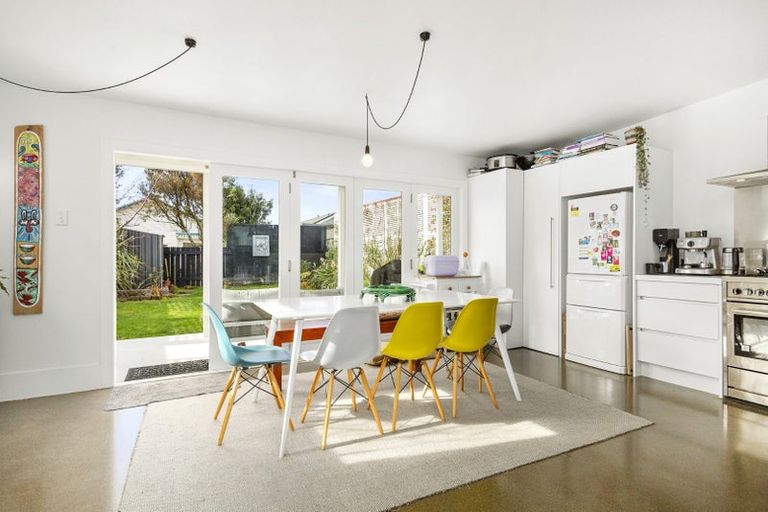 Photo of property in 129 Onepu Road, Lyall Bay, Wellington, 6022