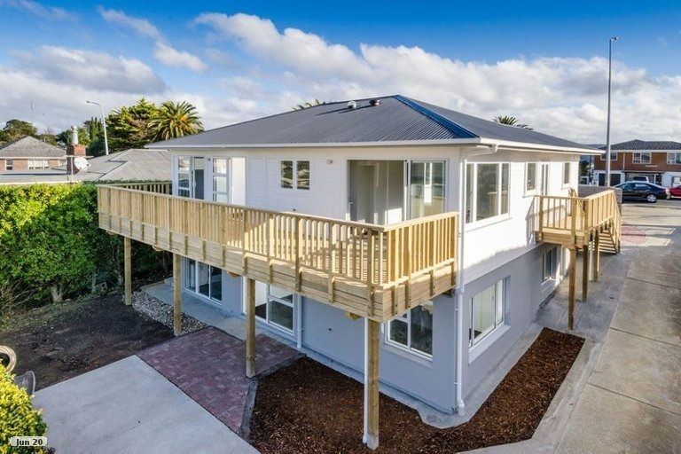 Photo of property in 3/4313 Great North Road, Glendene, Auckland, 0602