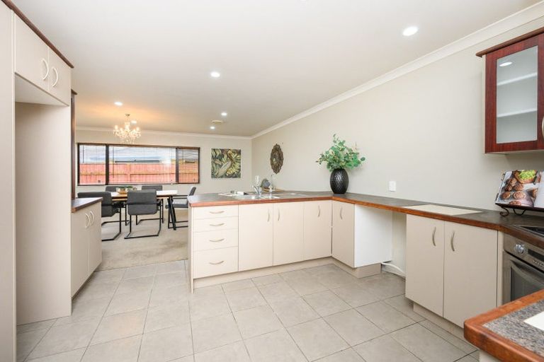 Photo of property in 6 Ron Place, Fitzherbert, Palmerston North, 4410