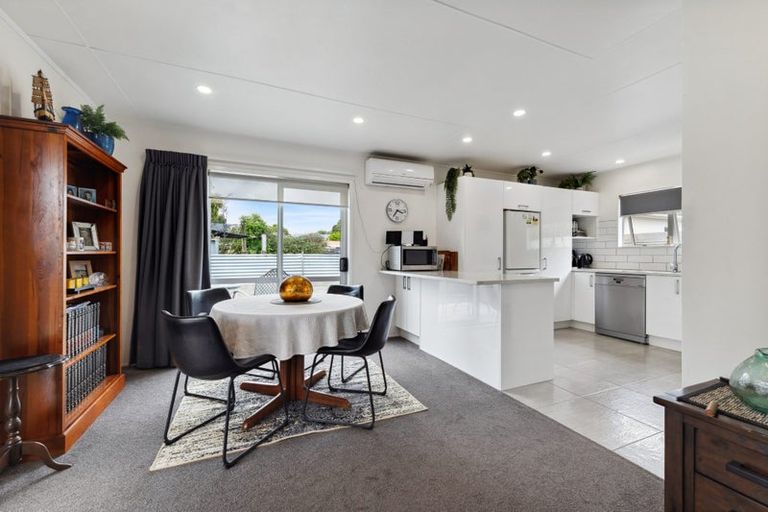 Photo of property in 2/5 Rainsford Street, Moturoa, New Plymouth, 4310