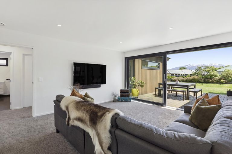 Photo of property in 7 Sapphire Spring Rise, Wanaka, 9305