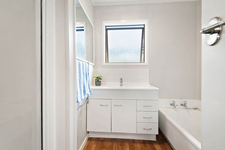 Photo of property in 111 Becroft Drive, Forrest Hill, Auckland, 0620