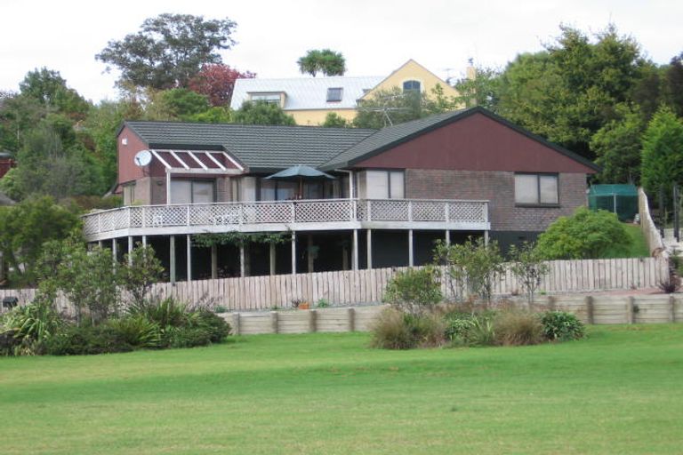 Photo of property in 17 Taupiko Place, Green Bay, Auckland, 0604