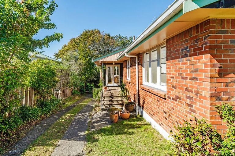 Photo of property in 16 William Bond Street, Stanley Point, Auckland, 0624