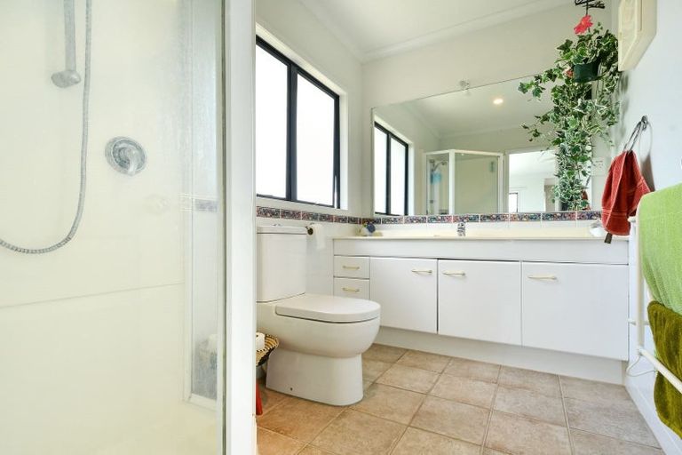 Photo of property in 11 Rosetti Rise, West Harbour, Auckland, 0618