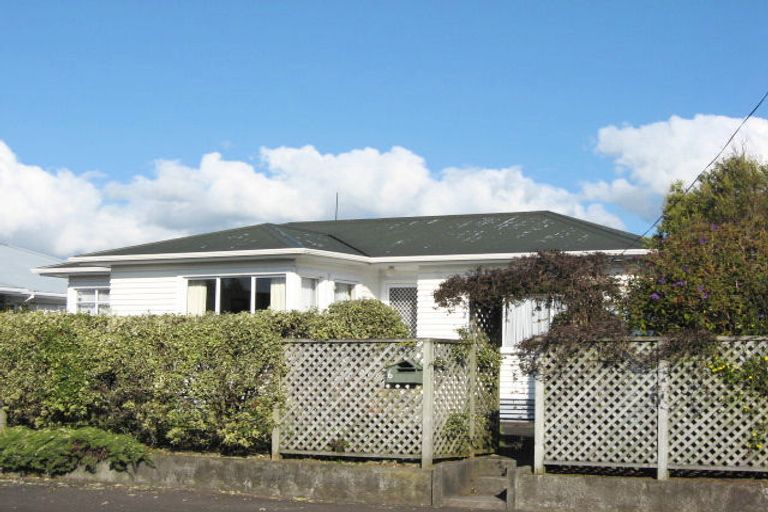 Photo of property in 6 Karaka Street, Merrilands, New Plymouth, 4312