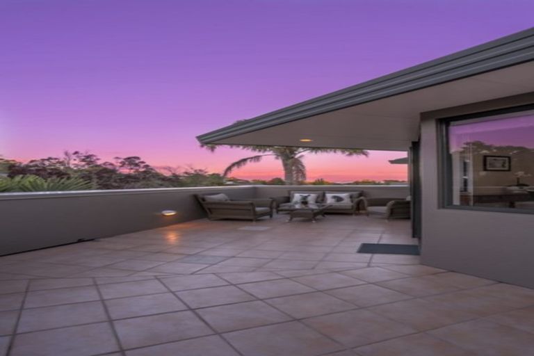 Photo of property in 6 Nottingham Place, Northcross, Auckland, 0630