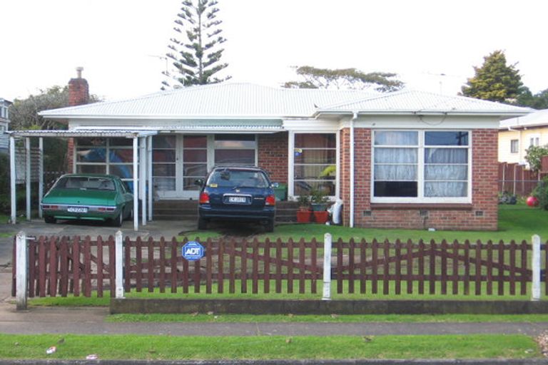 Photo of property in 18 Churchill Avenue, Manurewa, Auckland, 2102