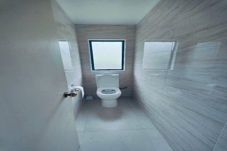 Photo of property in 2/22 Athena Drive, Totara Vale, Auckland, 0629