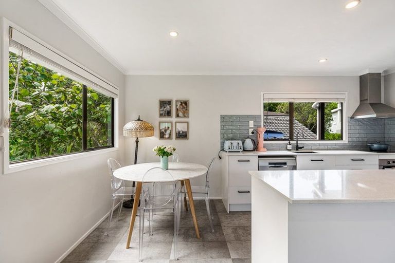 Photo of property in 1/22 Derwent Crescent, Titirangi, Auckland, 0604