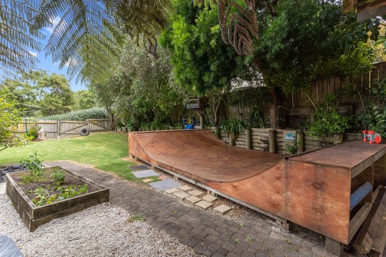 Photo of property in 15 Arde Place, Massey, Auckland, 0614