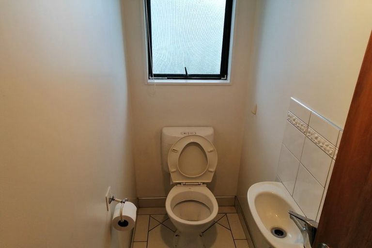 Photo of property in 1/11 Strabo Place, Windsor Park, Auckland, 0632