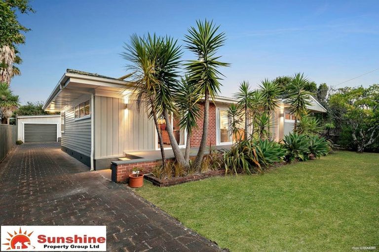 Photo of property in 43 Gloria Avenue, Te Atatu Peninsula, Auckland, 0610