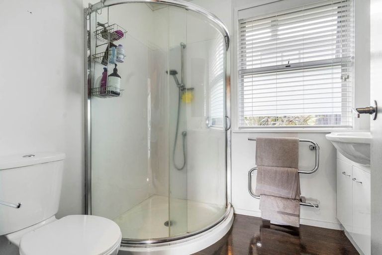 Photo of property in 52 Ravenwood Drive, Forrest Hill, Auckland, 0620