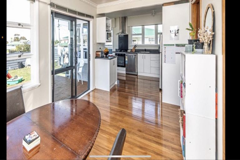 Photo of property in 6 Glenn Street, Castlecliff, Whanganui, 4501