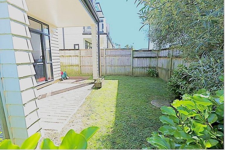 Photo of property in 143/2 Armoy Drive, East Tamaki, Auckland, 2016