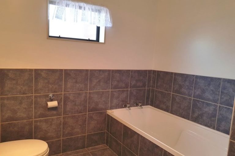 Photo of property in 35 Basra Drive, Henderson, Auckland, 0612