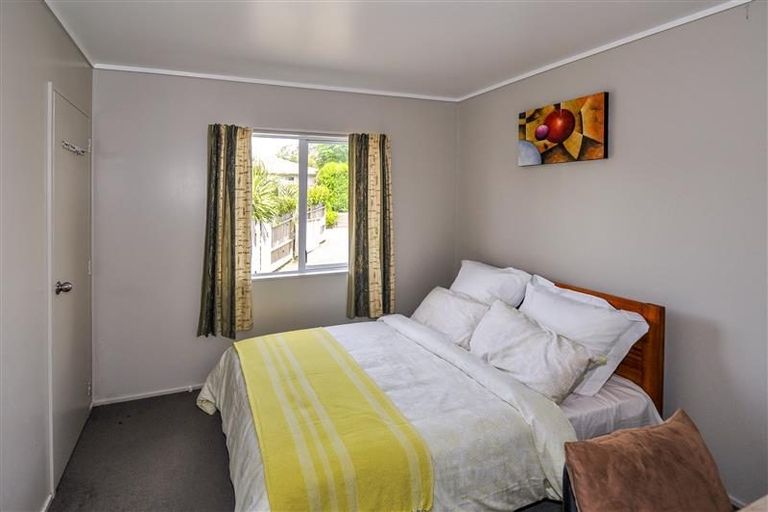 Photo of property in 2/20 Hogans Road, Glenfield, Auckland, 0629