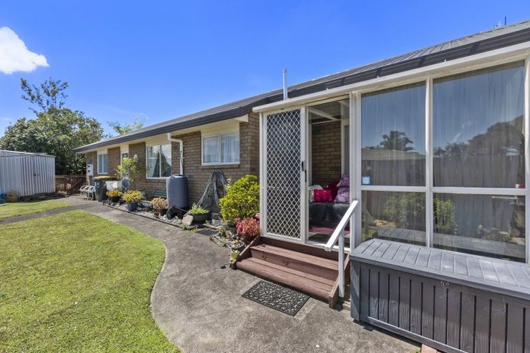 Photo of property in 27 Brookesmith Drive, Waiuku, 2123